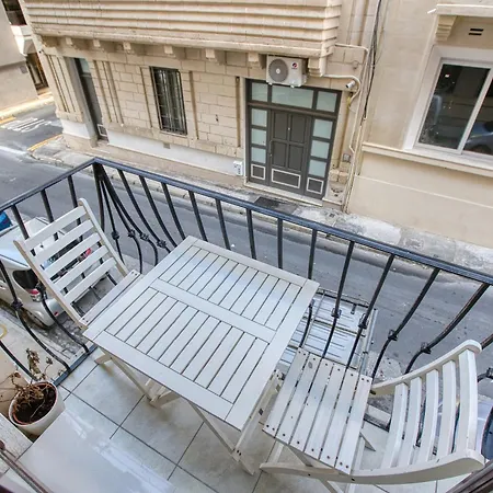 Lejlighed Cosy 2br With Balcony In The Heart Of By 360 Estates