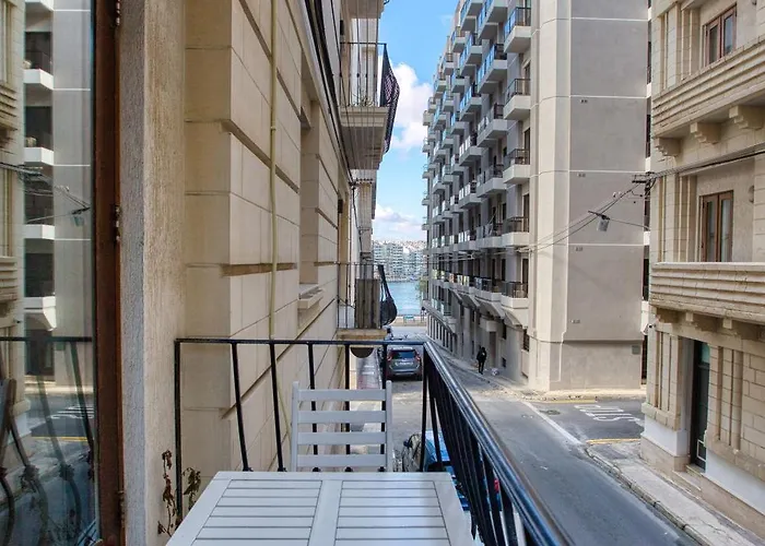 Lejlighed Cosy 2br With Balcony In The Heart Of By 360 Estates