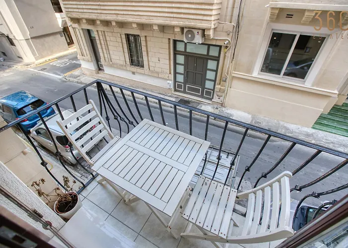 Lejlighed Cosy 2br With Balcony In The Heart Of By 360 Estates