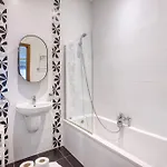 Διαμέρισμα Cosy 2br With Balcony In The Heart Of By 360 Estates *