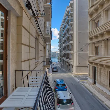 Lägenhet Cosy 2br With Balcony In The Heart Of By 360 Estates *