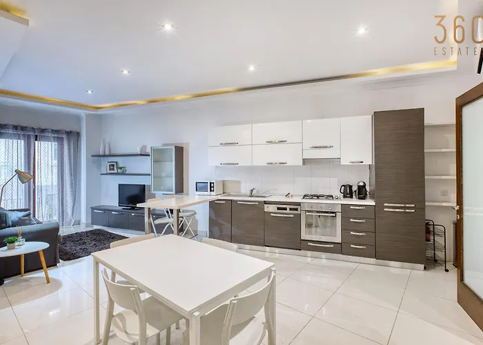 Lägenhet Cosy 2br With Balcony In The Heart Of By 360 Estates Sliema