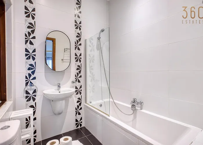 Lägenhet Cosy 2br With Balcony In The Heart Of By 360 Estates *