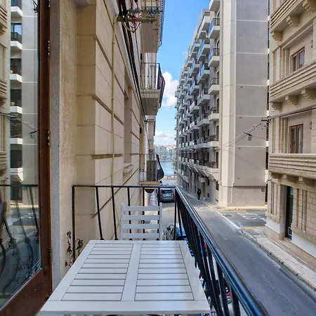 아파트 Cosy 2br With Balcony In The Heart Of By 360 Estates
